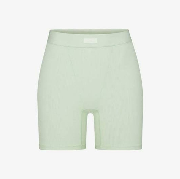 SKIMS Soft lounge boxer shorts Honeydew pale green - Picture 3 of 5
